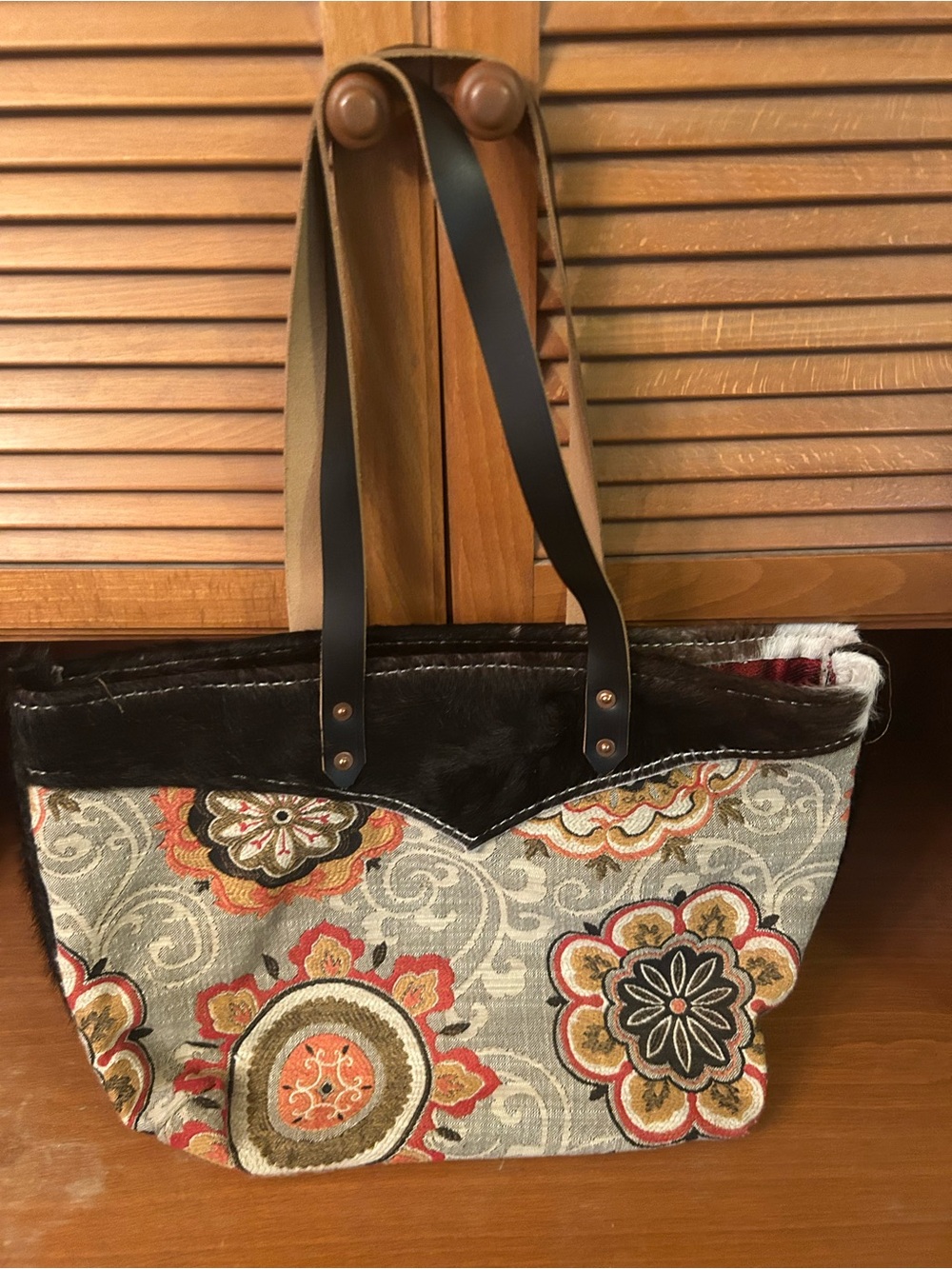 Stylish Floral Tapestry Tote Bag with Black Trim